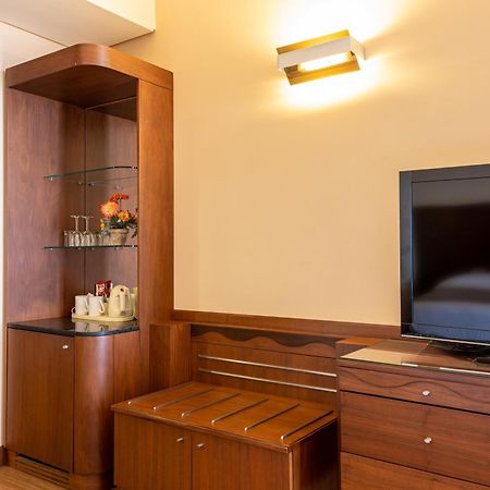 Jiyeh Marina Resort Hotel & Chalets 지예 외부 사진